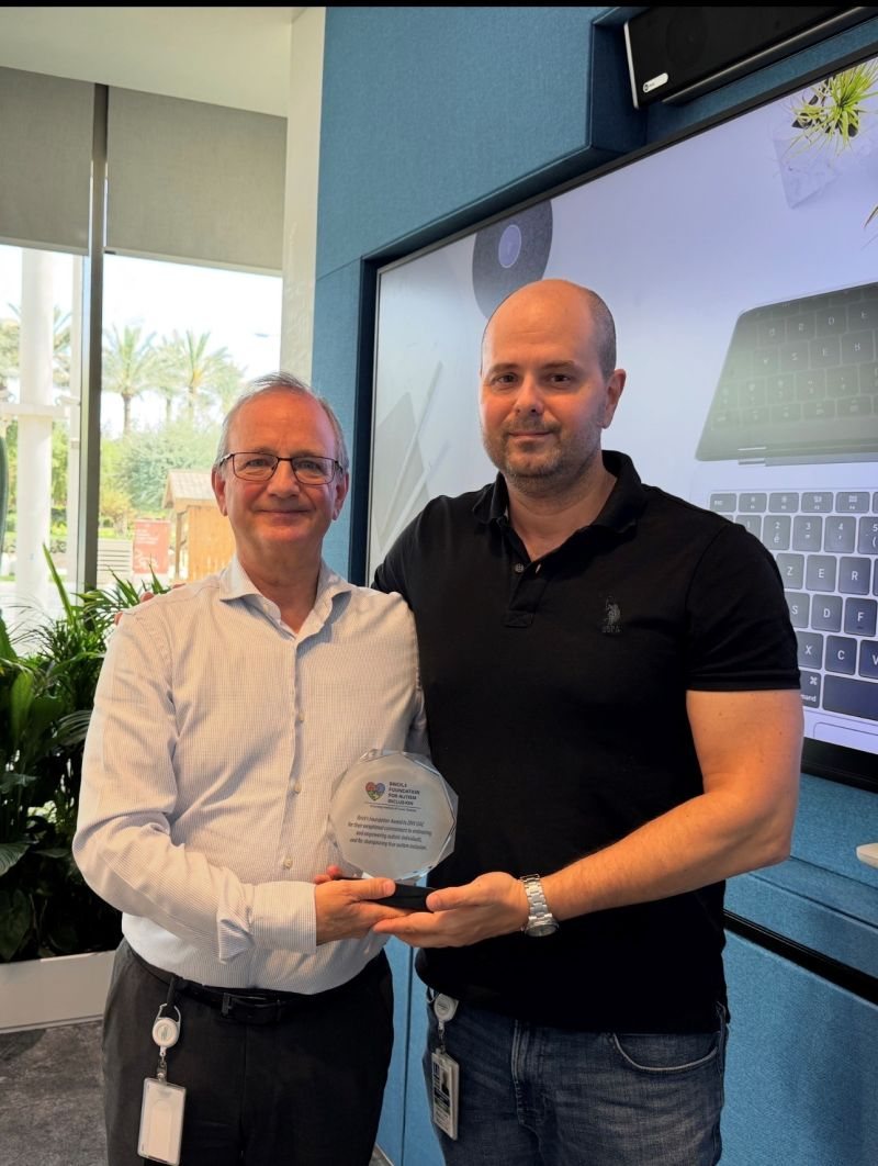 Aloisio presenting the award to Bror A. Berge, former DNV Country Chair for the Middle East and Africa