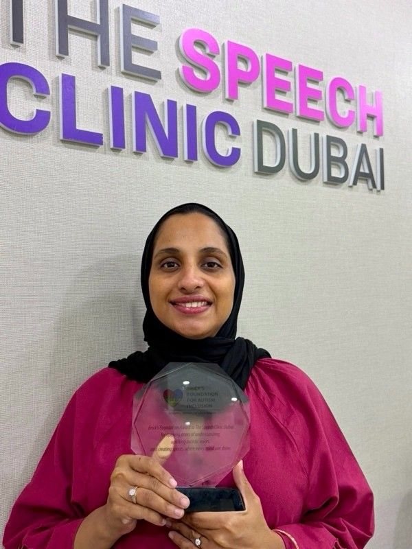 Sana Shareef, Founder of The Speech Clinic Dubai, holding the Brick's Foundation Award